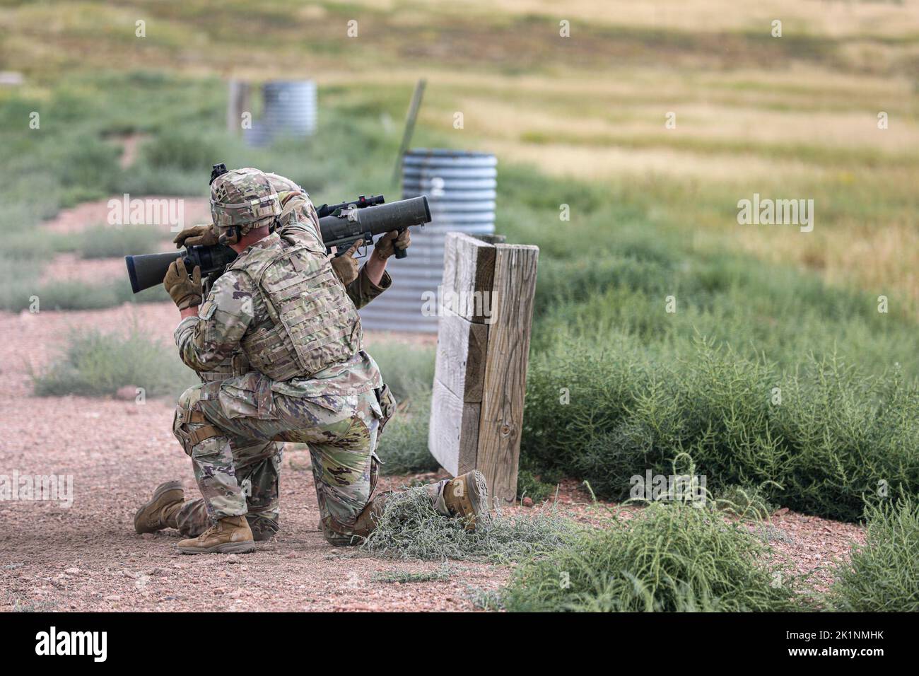 2nd Stryker Brigade Combat Team i soldati della fanteria hanno sparato a Fort Carson una recoillessa Carl Gustav M3, Rifle, settembre 13. Questa arma è un'arma a percussione, senza contraccolpo, con controllo delle spalle, caricata dalla culatta, estremamente precisa e versatile. Foto Stock