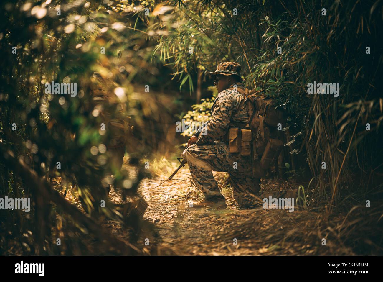 Corpo marino statunitense Lance CPL. Iybin Delacruzchino, un fucile con Ground Sensor Platoon, 3rd Intelligence Battalion, III Marine Expeditionary Force Information Group, detiene la sicurezza durante un esercizio sul campo presso il Jungle Warfare Training Center, Camp Gonsalvez, Okinawa, Giappone, 14 settembre, 2022. Il GSP è un’unità specializzata scalabile la cui missione è raccogliere le firme nemiche al fine di fornire ai comandanti della Task Force Marine Air Ground un allarme avanzato sugli attacchi offensivi, contrastare la ricognizione nemica e aiutare nella protezione della forza. (STATI UNITI Corpo marino foto di personale Sergente Manuel A. Serrano) Foto Stock