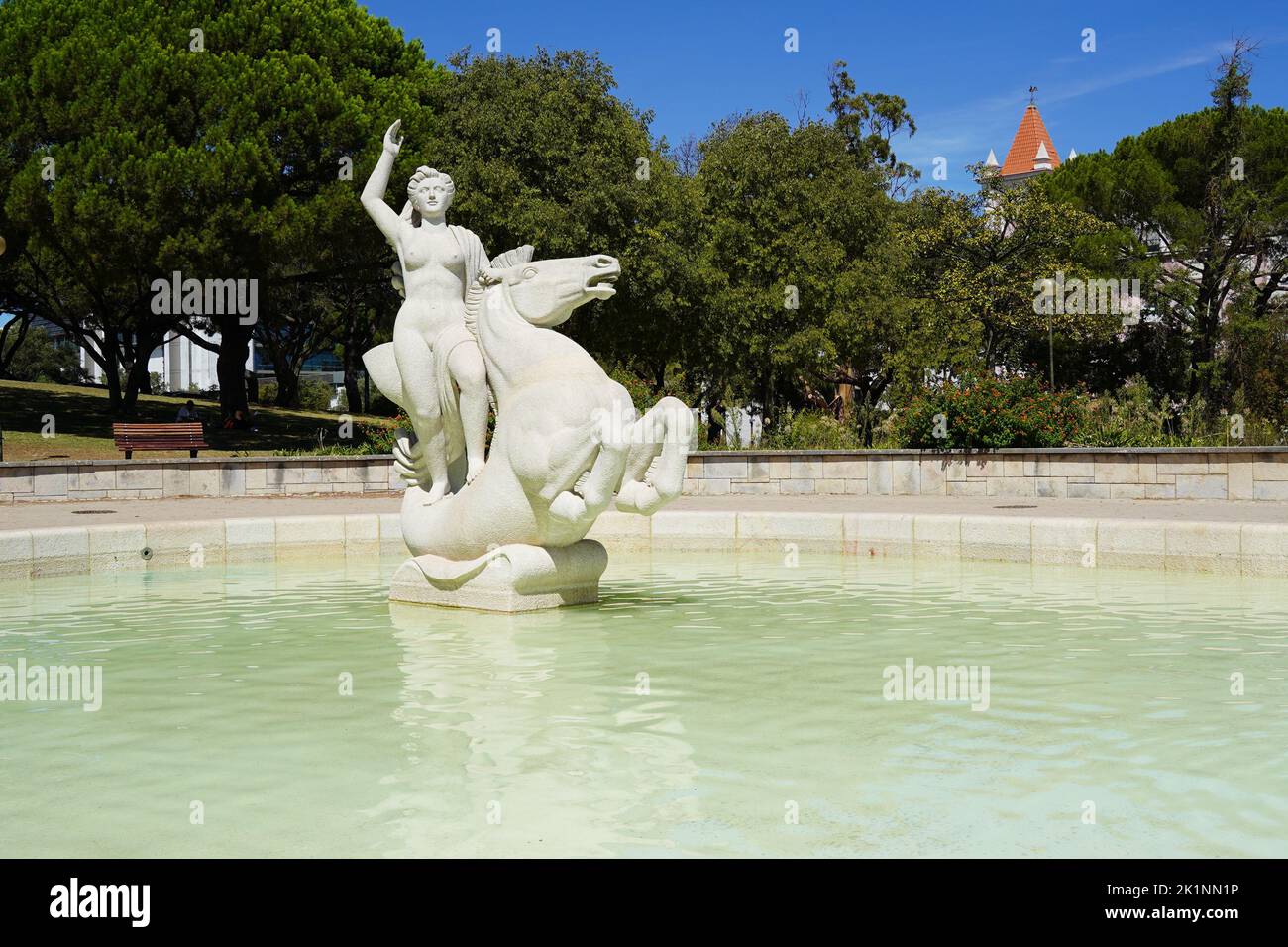 Lisbona, Portogallo - Settembre 2022: Scultura in pietra al ristorante Praia no Parque, situato nel parco Eduardo VII Foto Stock