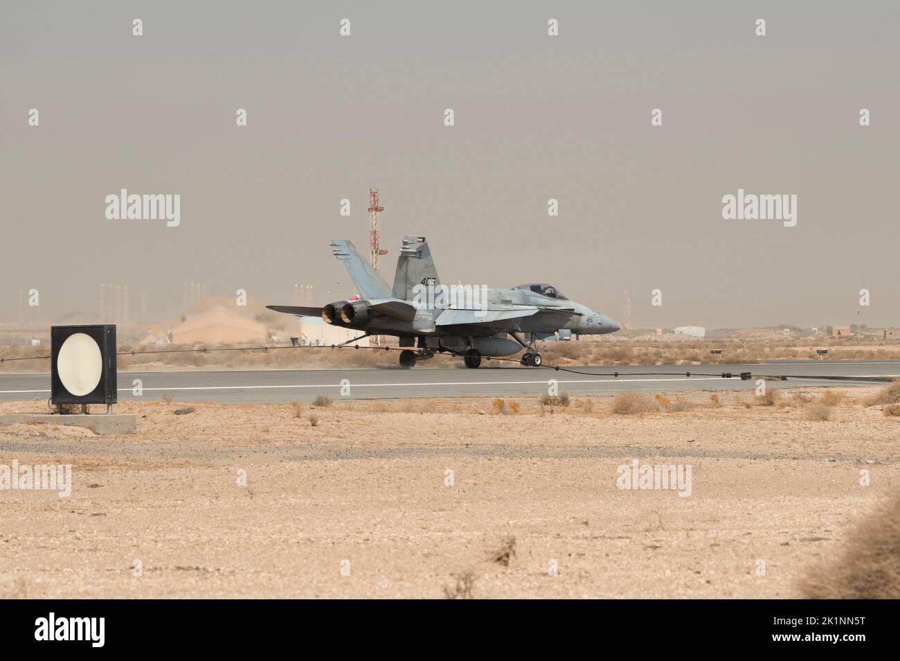 A Kuwait F/A-18 Hornet utilizza il sistema di arresto degli aeromobili mobili in una posizione non divulgata, il 15 agosto 2022. Il MAAS stende un cavo pendente rialzato attraverso la pista per l'aereo da afferrare con il loro gancio di coda a Rallenta. (STATI UNITI Air Force foto di staff Sgt. Dalton Williams) Foto Stock