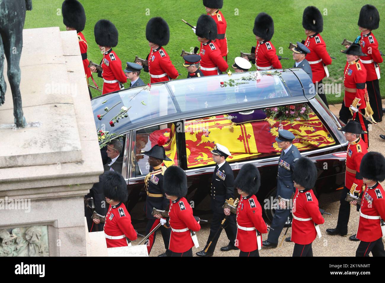 Londra, Inghilterra, Regno Unito. 19th Set, 2022. La processione funebre di sua Maestà la Regina Elisabetta attraversa il Castello di Windsor. (Credit Image: © Ministero della Difesa/ZUMA Press Wire) Foto Stock