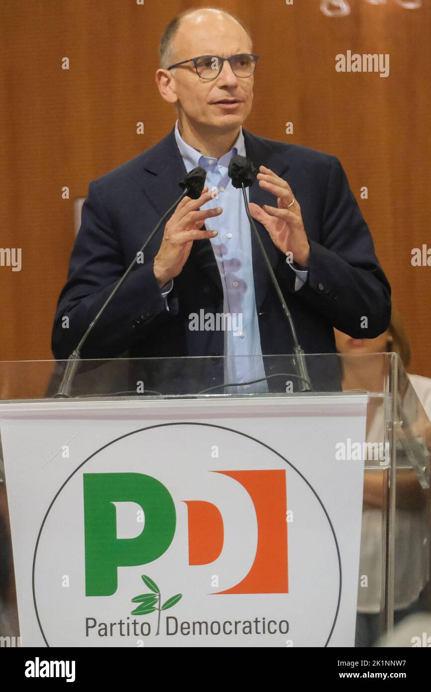 Enrico letta, leader del Partito democratico, parla ai suoi elettori a Napoli in vista della votazione del 25 settembre Foto Stock