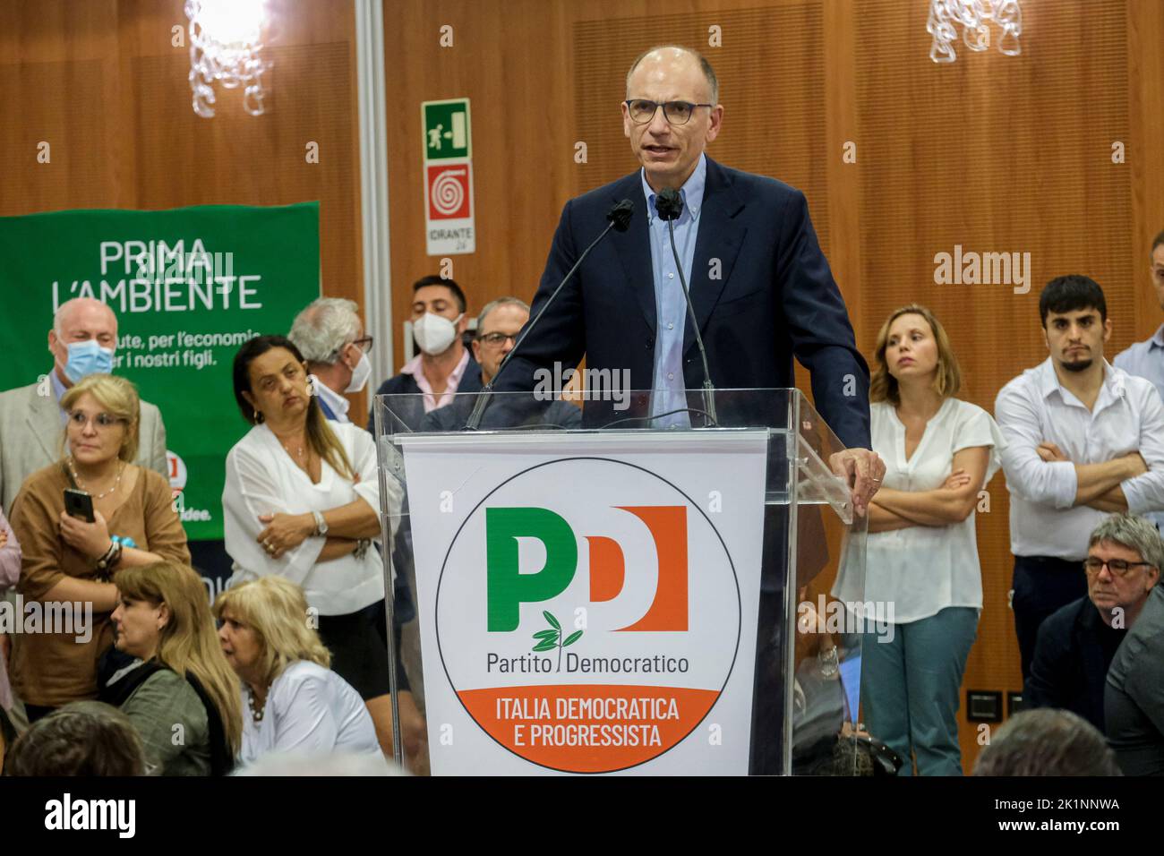 Enrico letta, leader del Partito democratico, parla ai suoi elettori a Napoli in vista della votazione del 25 settembre Foto Stock