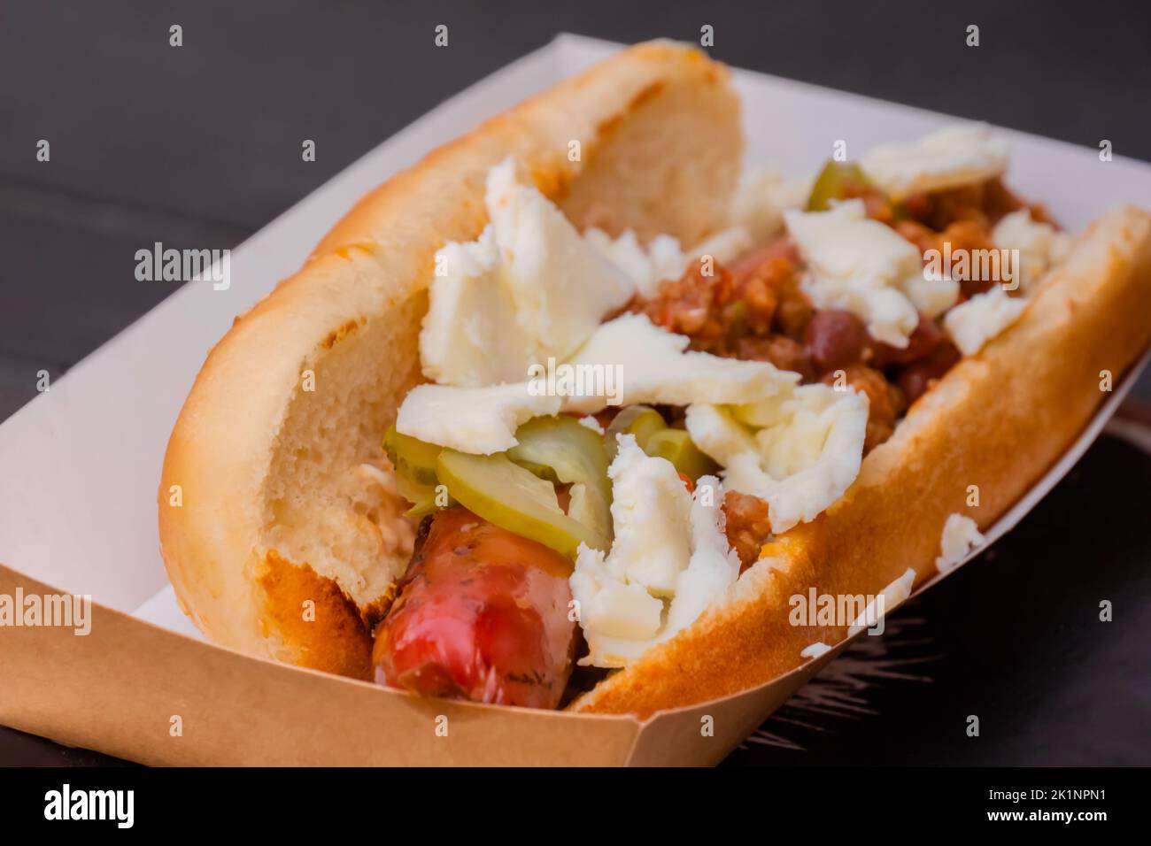 Hot dog con salsiccia e sause ketchup in scatola di carta al festival Street food Foto Stock