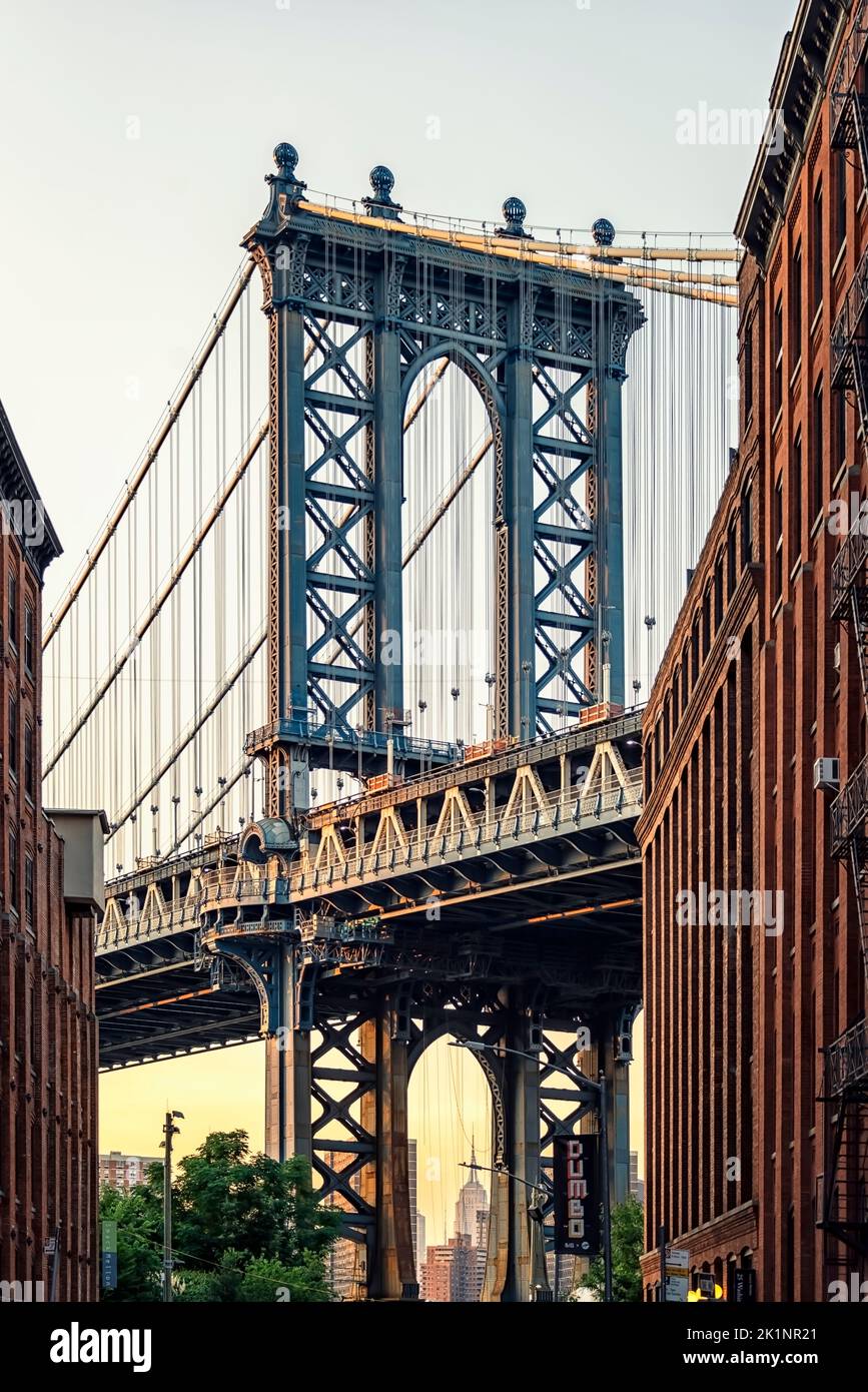 Manhattan Bridge visto dal quartiere di Brooklyn a New York City Foto Stock