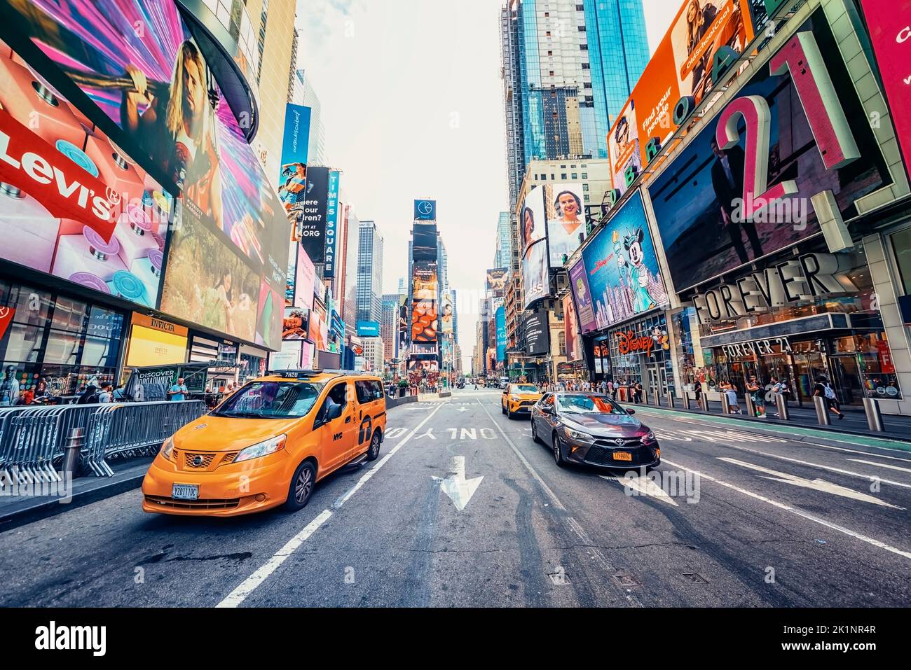 Times Square, il principale incrocio commerciale nel centro di Manhattan, New York. Foto Stock