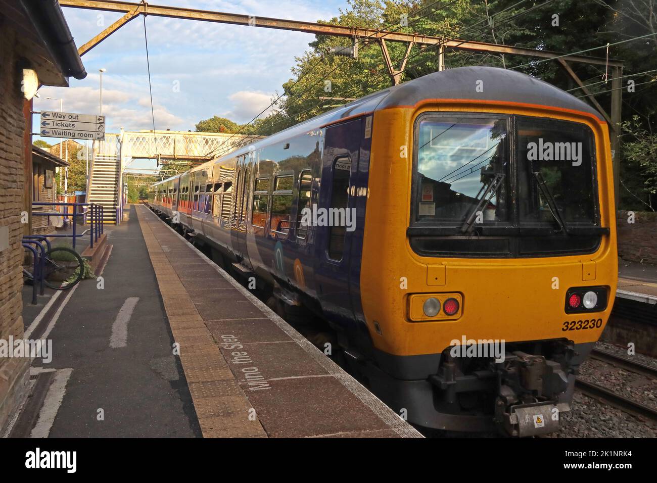 EMU 323230 a Broadbottom stazione ferroviaria, Market Street, Broadbottom, Greater Manchester, Inghilterra, Regno Unito, SK14 6AX Foto Stock