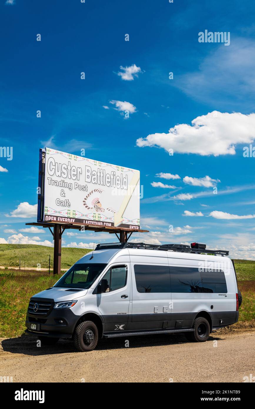 Airstream Interstate 24X 4WD campervan Custer Battlefield Trading Post & Cafe; Garryowen; Montana; USA Foto Stock