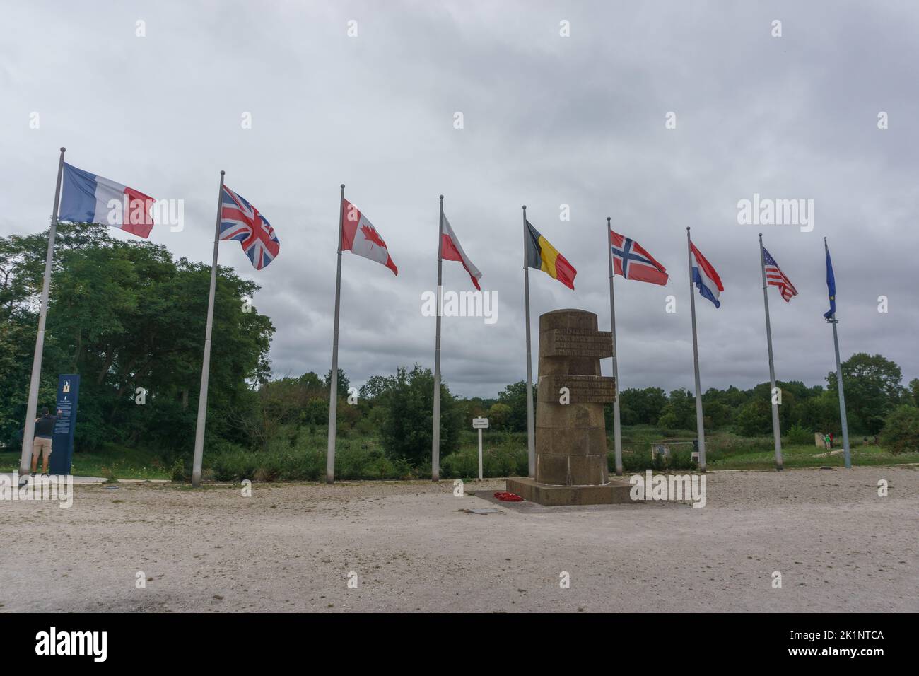 Memoriale di battaglia del D-Day al Ponte Pegasus tra soldati britannici e tedeschi con bandiere Foto Stock