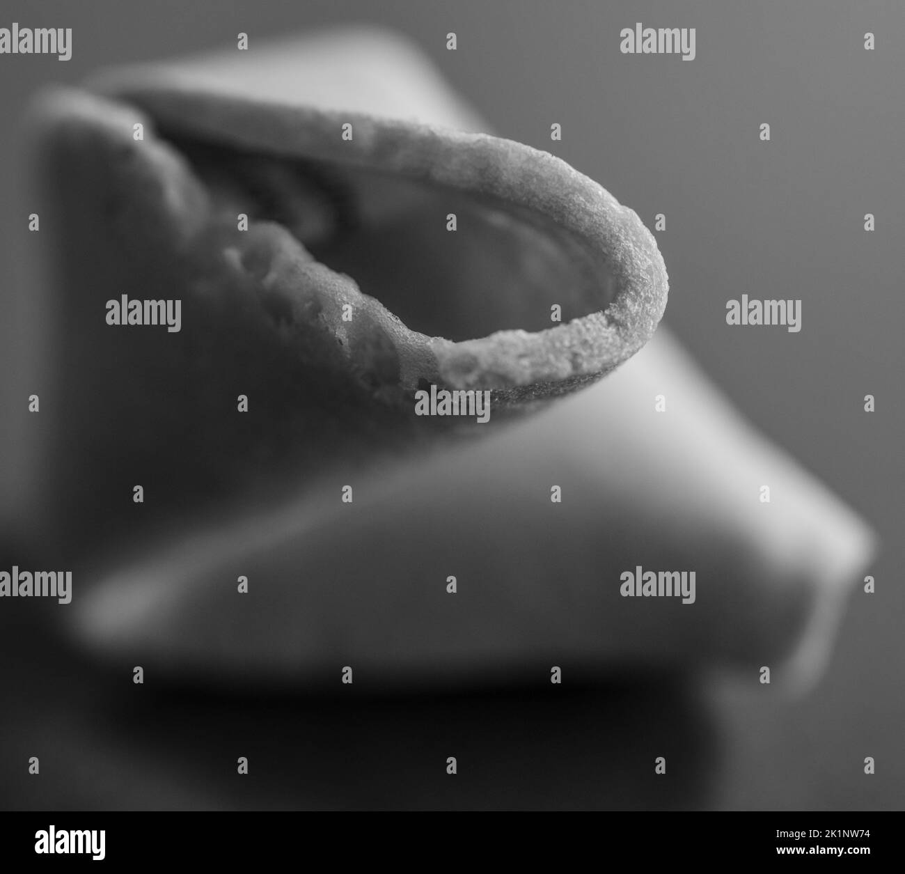 Bianco e nero profondità di campo di Fotune cookie Edge con riflesso Foto Stock
