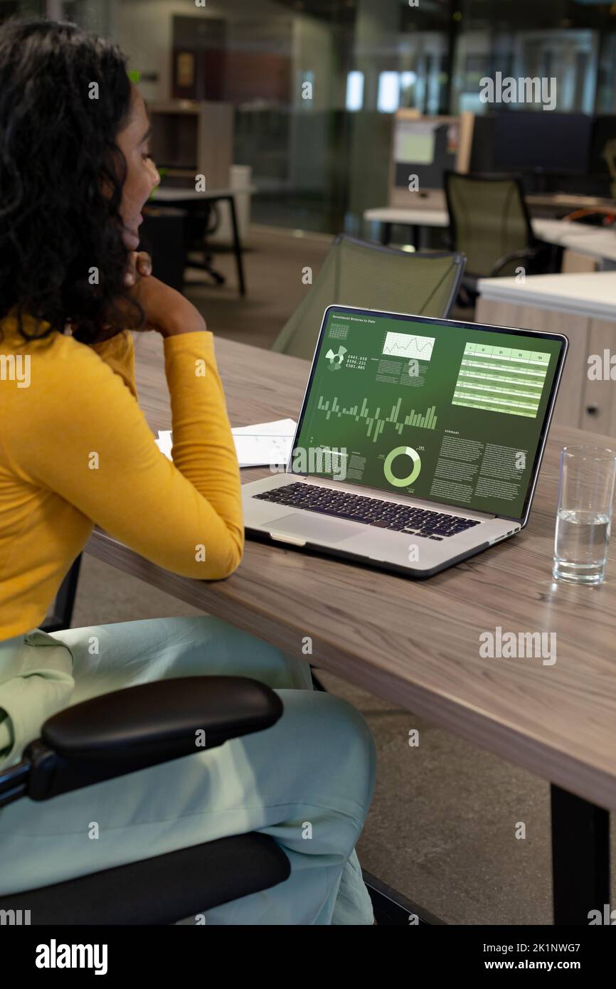Biracial femmina professionale analisi del rapporto di business sul laptop in ufficio Foto Stock