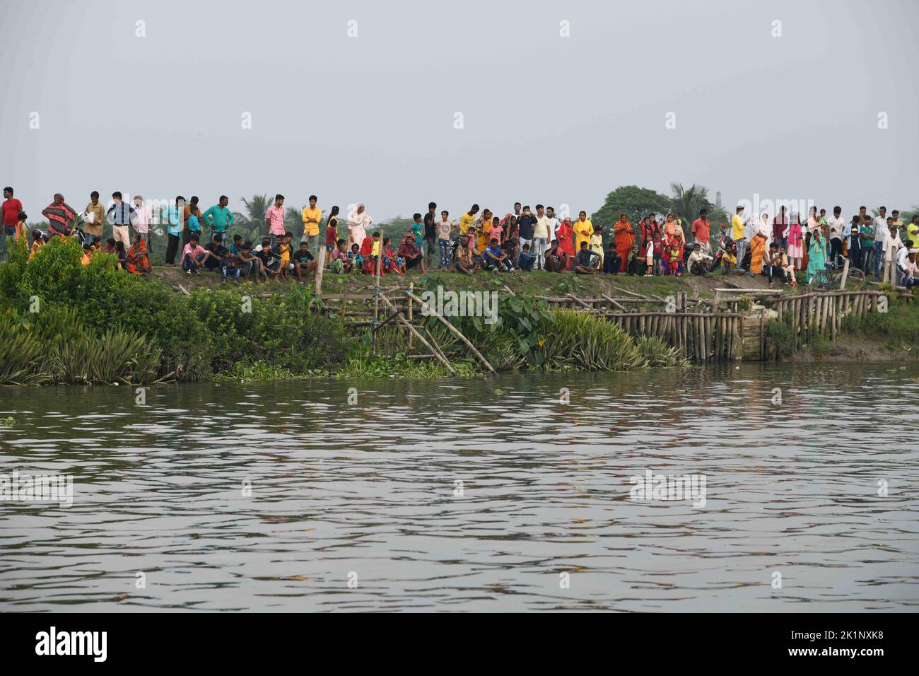 18 settembre 2022, Sud 24 Parganas, Bengala Occidentale, India: Tradizionale festa di corsa delle barche che si svolge sul fiume Bidyadhari nei Sundarbans con migliaia di gente del posto che festeggia a Ghusighata, Kulpi - 35 km di distanza da Kolkata. Dove quattro barche lunghe 75-78ft (non in foto) che partecipano con 22 barcaioli ciascuno. (Credit Image: © Biswarup Gangully/Pacific Press via ZUMA Press Wire) Foto Stock