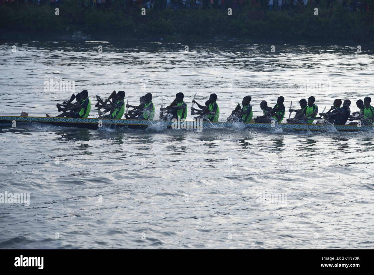 18 settembre 2022, Sud 24 Parganas, Bengala Occidentale, India: Tradizionale festa di corsa in barca che si svolge sul fiume Bidyadhari nel Sundarbans con migliaia di gente del posto allegra (non in foto) a Ghusighata, Kulpi - 35 km di distanza da Kolkata. Dove quattro barche lunghe 75-78ft che partecipano con 22 barcaioli ciascuno. (Credit Image: © Biswarup Gangully/Pacific Press via ZUMA Press Wire) Foto Stock