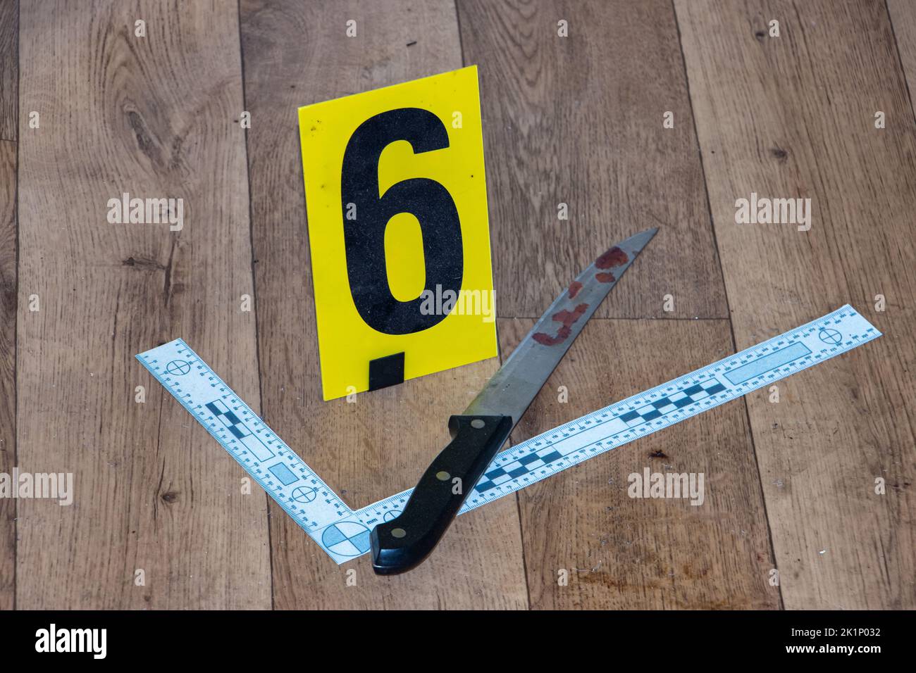 Prova segnata con un numero - coltello sanguinoso sulla scena del crimine Foto Stock