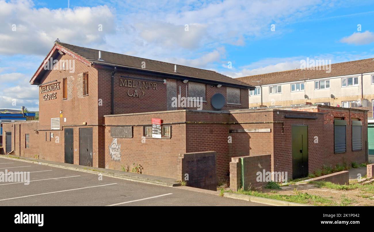 Il Melandra Castle Pub, ora chiuso e a bordo, Winster Mews, Gamesley, Glossop, Derbyshire, SK13 Foto Stock