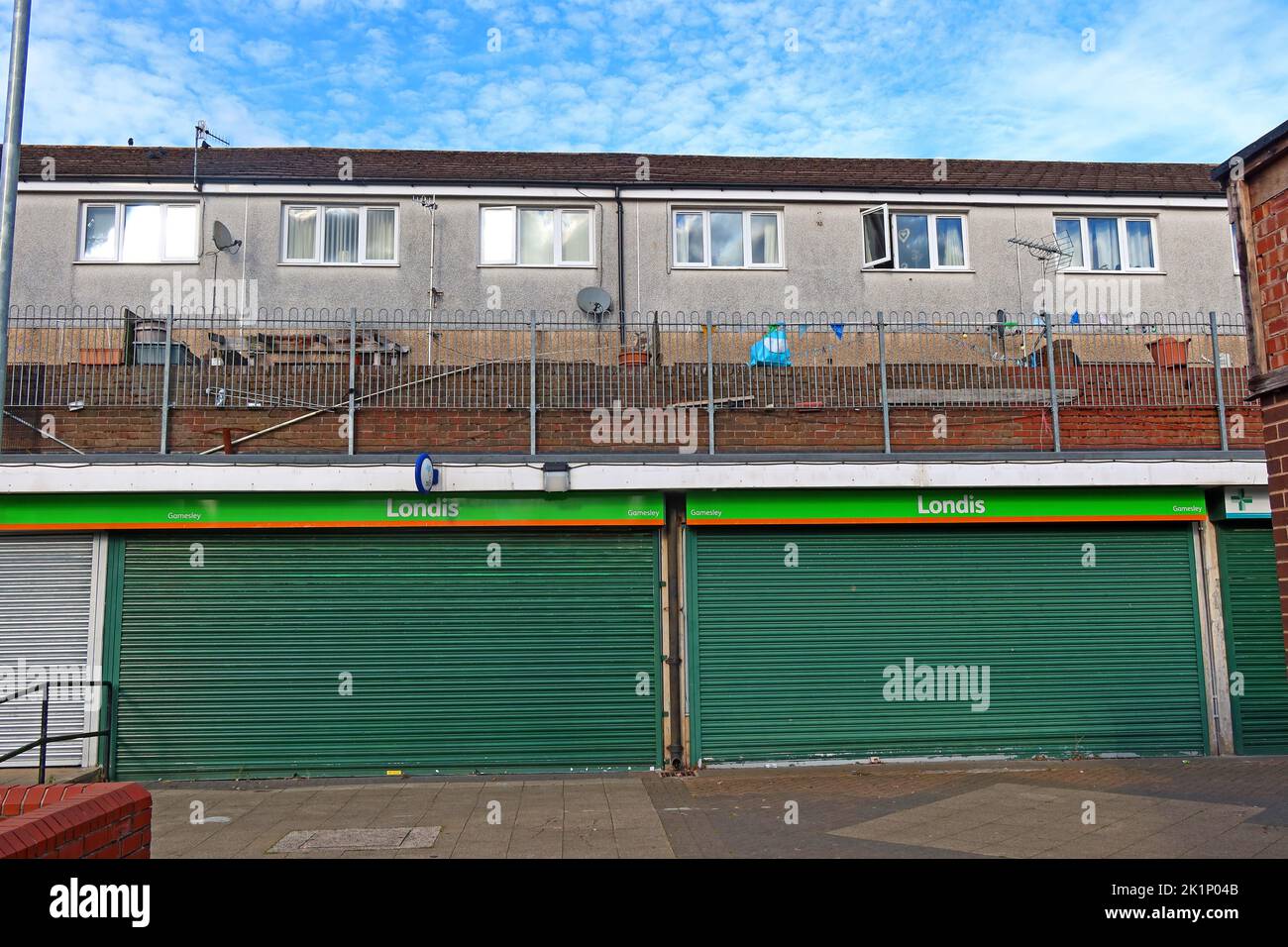 Londis in fila di negozi, 18-26, Winster Mews, 38 Winster Mews, Glossop, High Peak, Derbyshire, Inghilterra, Regno Unito, SK13 0LU Foto Stock