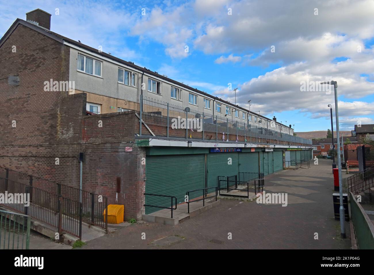 Row of shops, 18-26, Winster Mews, 38 Winster Mews, Glossop, High Peak, Derbyshire, Inghilterra, Regno Unito, SK13 0LU Foto Stock
