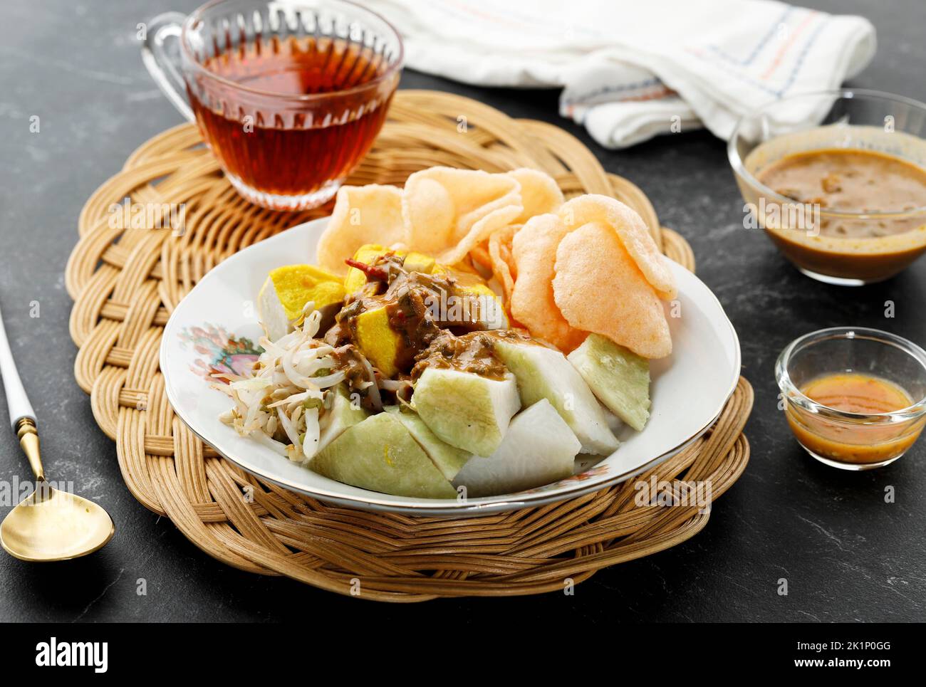 Kupat Tahu Singapore, riso compresso con Tofu Slice, Bean Sprout, e Cracker. Servito con salsa di arachidi e salsa di soia dolce Kecap Manis Foto Stock