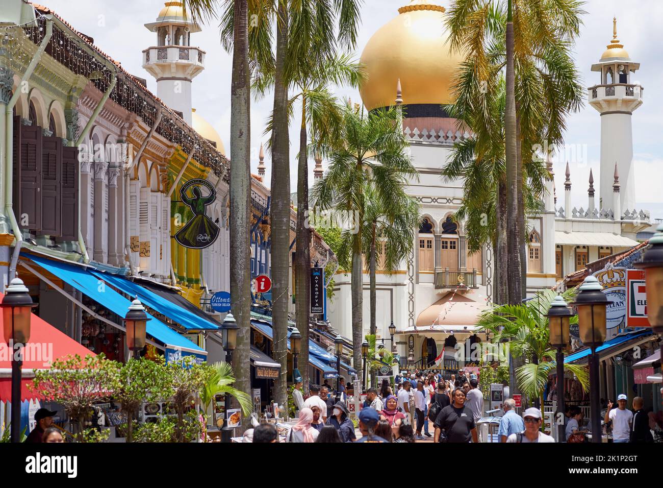 Bussorah Street e la Moschea del Sultano nel villaggio di Kampong Glam Foto Stock