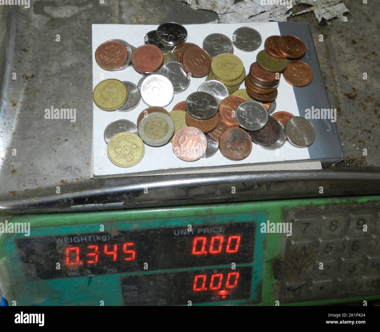 Beirut, Libano. 19th Set, 2022. Le monete libanesi sono vendute in peso ad un commerciante di rottami nella città di Hasbaya, Libano meridionale, il 19 settembre 2022. La sterlina libanese il lunedì affondò ad un nuovo basso storico contro il dollaro degli Stati Uniti sul mercato parallelo mentre il paese continua a soffrire di una crisi finanziaria ripida e di stallo politico. Il tasso di cambio della sterlina libanese è sceso a 39.000 contro il dollaro, in giù dal precedente minimo record di 36.600 il 13 settembre, Elnashra notizie sito web riferito. Credit: Taher Abu Hamdan/Xinhua/Alamy Live News Foto Stock