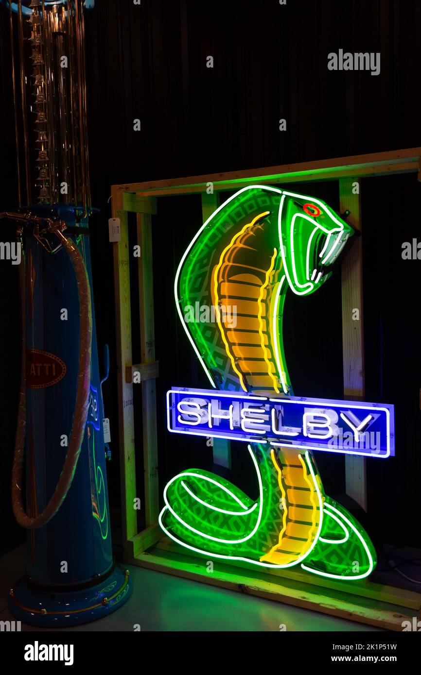 Un segno di Mustang Shelby Cobra del neon Ford attende l'asta ai Auctioneers del mondo ad Auburn, Indiana, S.U.A. Foto Stock