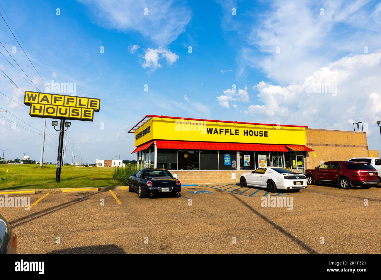 Flowood, Mississippi - 17 agosto 2022: Waffle House è una famosa catena di ristoranti che serve colazione e cena. Foto Stock