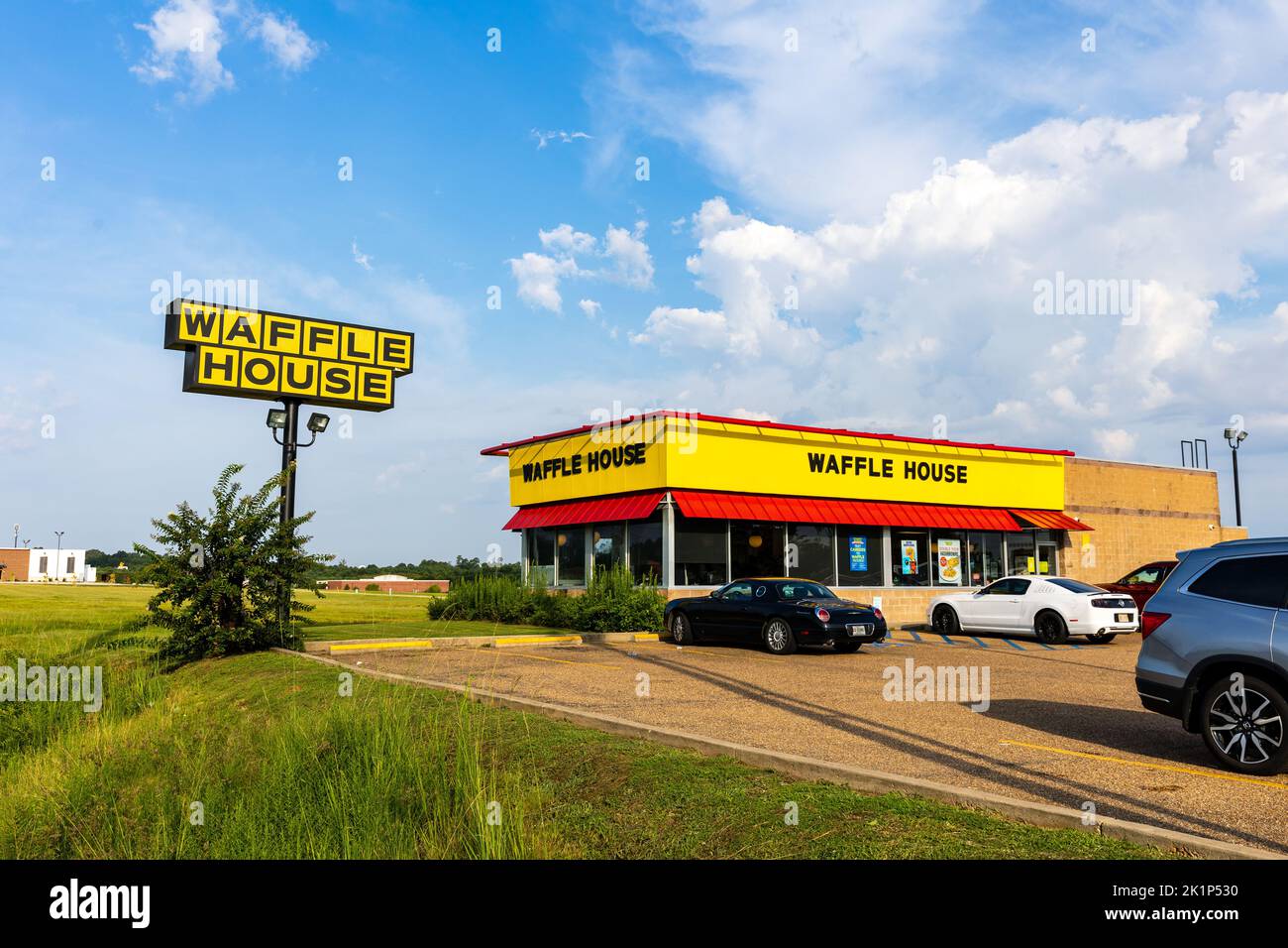 Flowood, Mississippi - 17 agosto 2022: Waffle House è una famosa catena di ristoranti che serve colazione e cena. Foto Stock