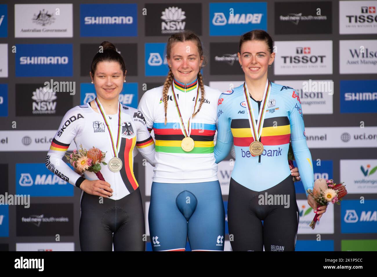 Zoe Backstedt di Gran Bretagna sul podio dopo aver vinto il cronometro femminile junior ai Campionati mondiali di ciclismo su strada 2022 UCI. Foto Stock