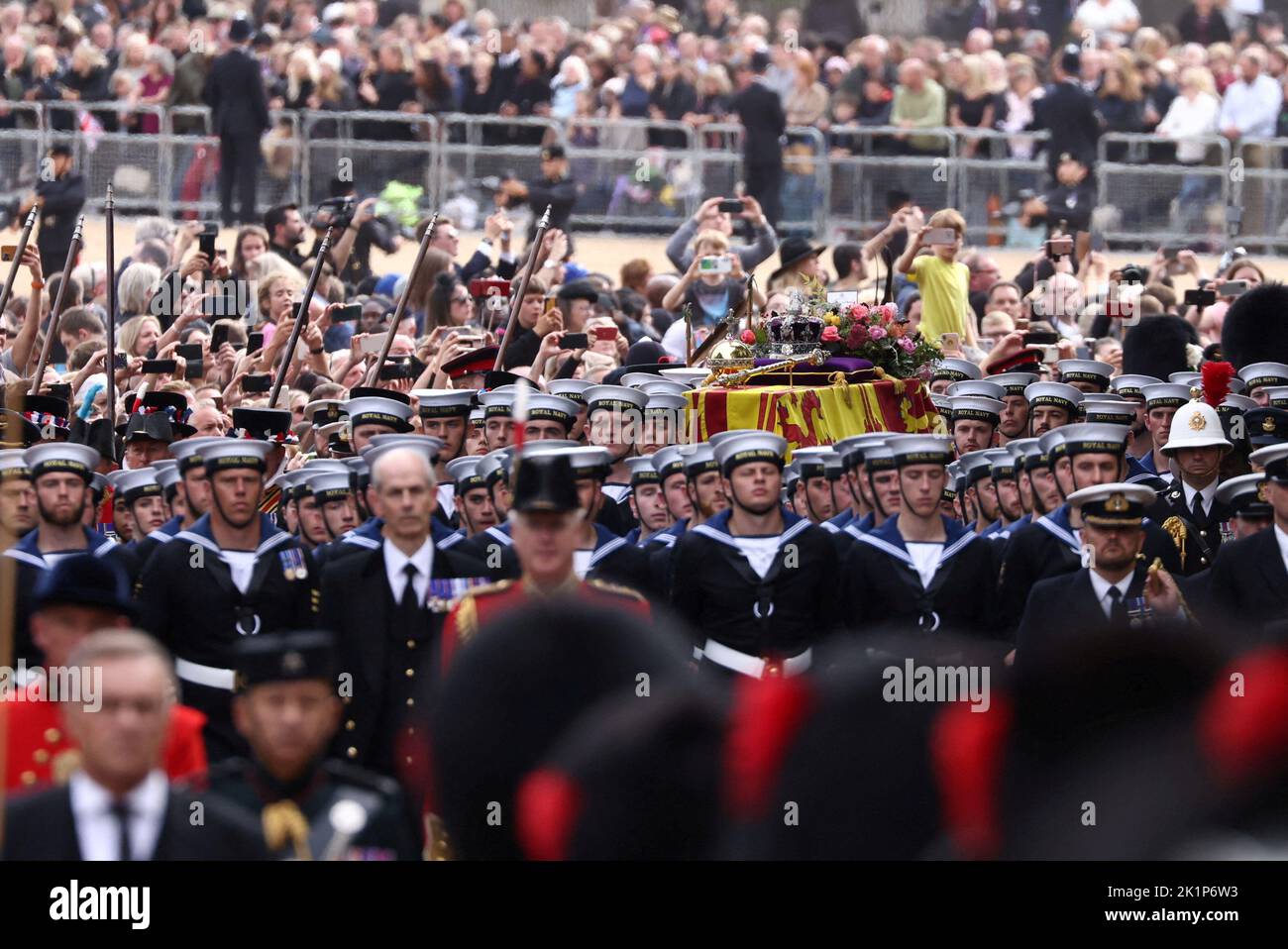 La processione porta la bara il giorno del funerale e della sepoltura statale della regina Elisabetta britannica, a Londra, Gran Bretagna, 19 settembre 2022. REUTERS/Tom Nicholson Foto Stock