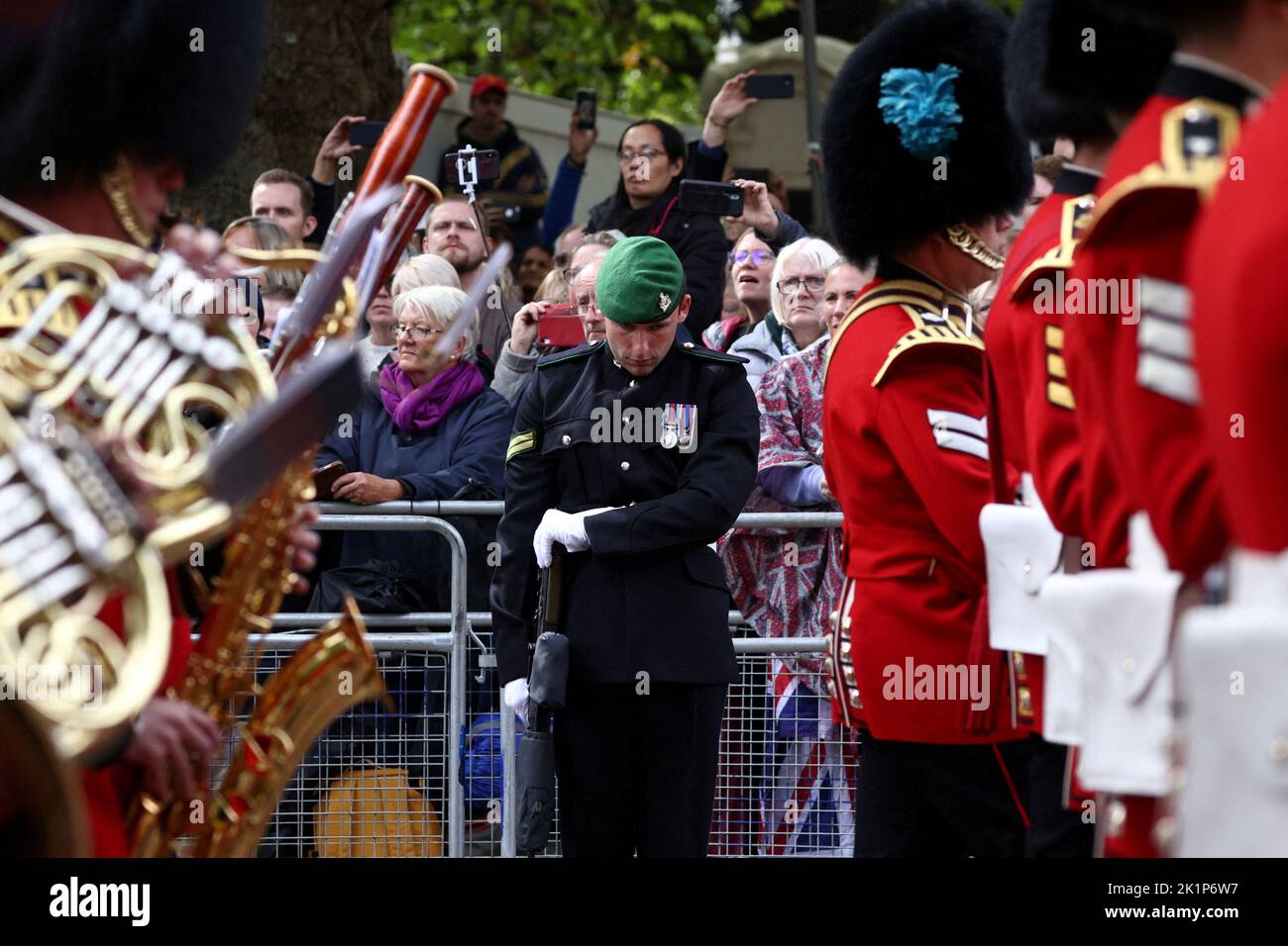 Le guardie partecipano alla processione il giorno del funerale e della sepoltura statale della regina Elisabetta britannica, a Londra, Gran Bretagna, 19 settembre 2022. REUTERS/Tom Nicholson Foto Stock