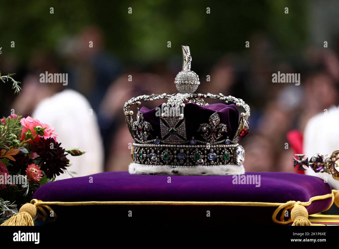 La corona imperiale di stato è vista sulla bara della regina Elisabetta britannica il giorno del suo funerale e della sua sepoltura di stato, a Londra, in Gran Bretagna, il 19 settembre 2022. REUTERS/Tom Nicholson Foto Stock