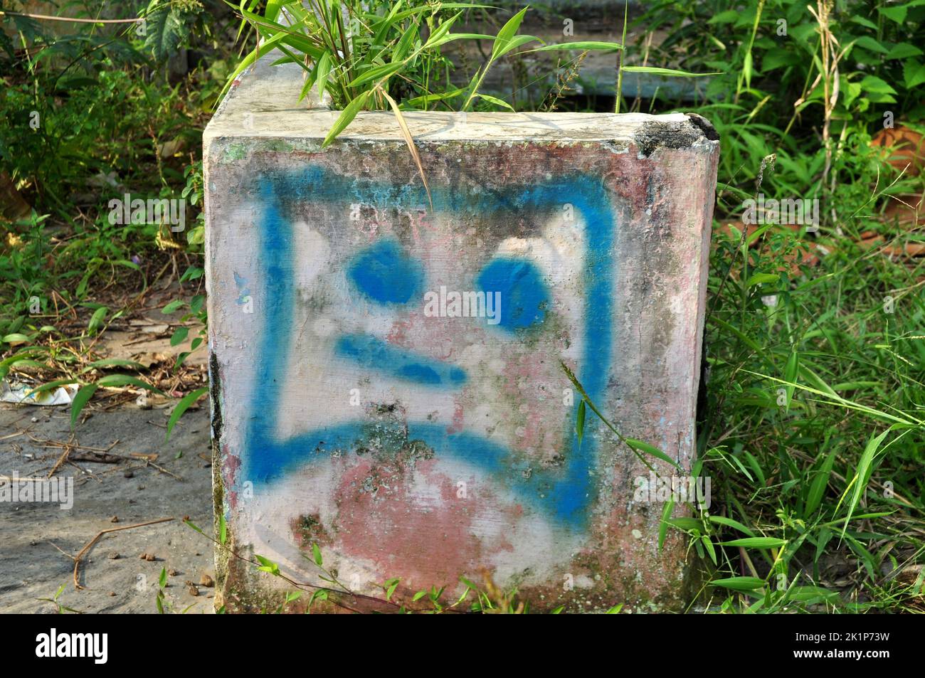 Immagine o illustrazione di un'icona di sorriso blu realizzata con vernice spray sulla parete Foto Stock