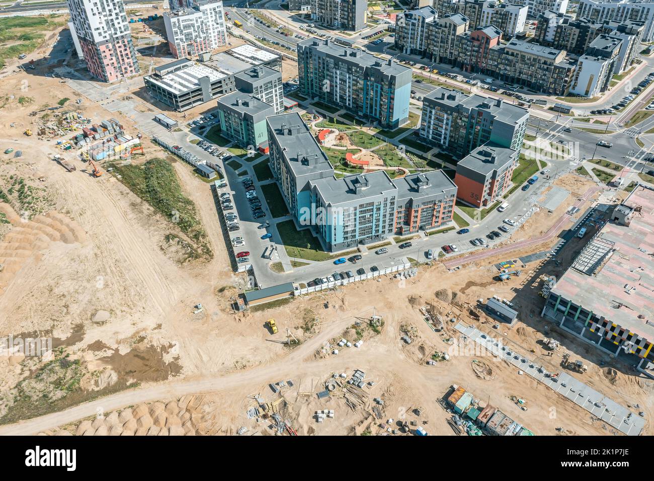 vista aerea del cantiere urbano attivo. edifici residenziali in costruzione. Foto Stock