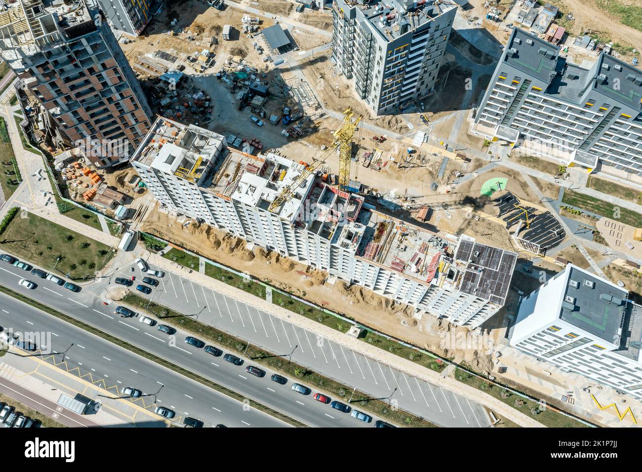 costruzione di nuovi alti edifici residenziali in zona residenziale. vista aerea dei droni. Foto Stock