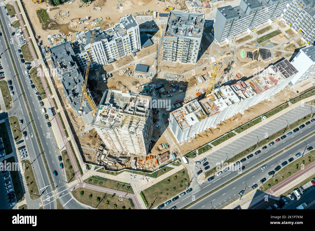 vista aerea del trafficato cantiere. edifici alti con gru a torre funzionanti. Foto Stock