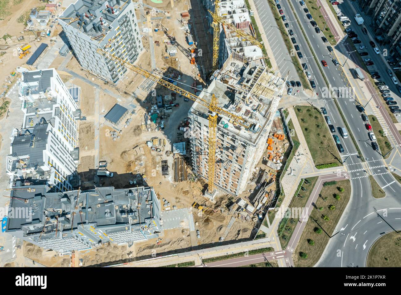 zona residenziale in costruzione. alto edificio con gru a torre funzionante. vista aerea. Foto Stock