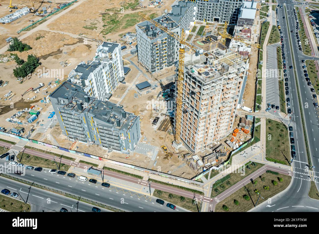 costruzione di un alto edificio di appartamenti in un nuovo quartiere residenziale. foto aerea. Foto Stock
