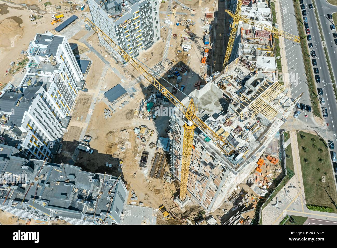 vista dall'alto del cantiere con gru e condominio in costruzione. foto drone. Foto Stock