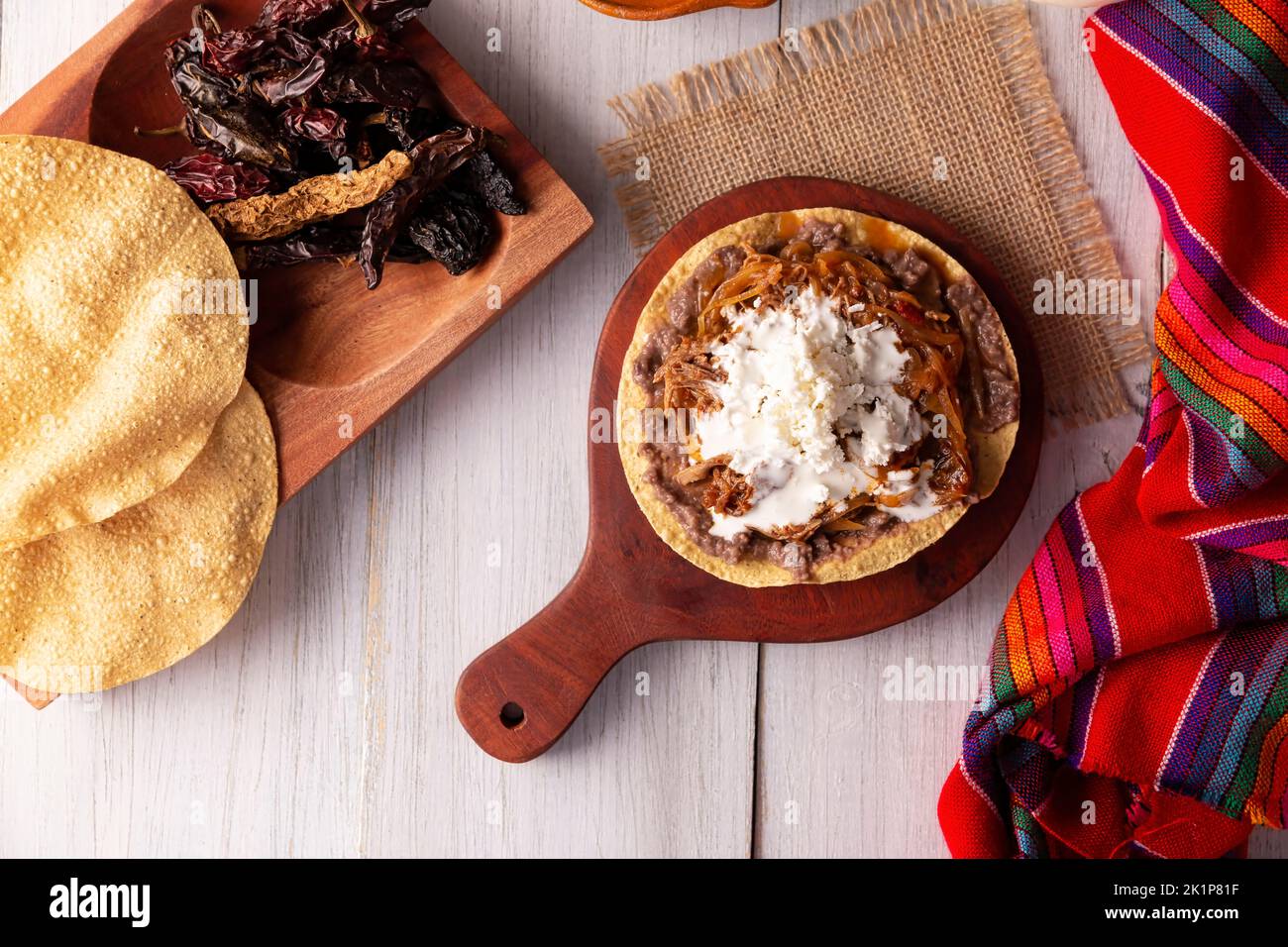 Tostada de Tinga de Res. Tipico piatto messicano preparato principalmente con manzo grattugiato, cipolla e peperoncini secchi. È consuetudine servirlo su tortilla di mais Foto Stock