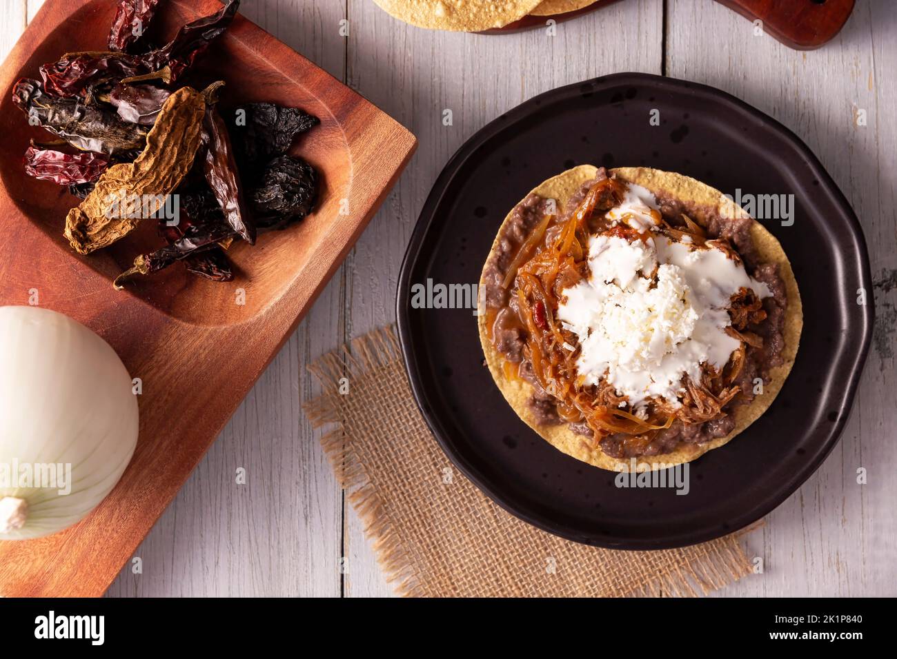 Tostada de Tinga de Res. Tipico piatto messicano preparato principalmente con manzo grattugiato, cipolla e peperoncini secchi. È consuetudine servirlo su tortilla di mais Foto Stock