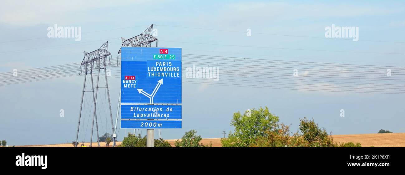 Cartello stradale dell'autostrada francese con indicazioni per raggiungere le famose città europee Foto Stock
