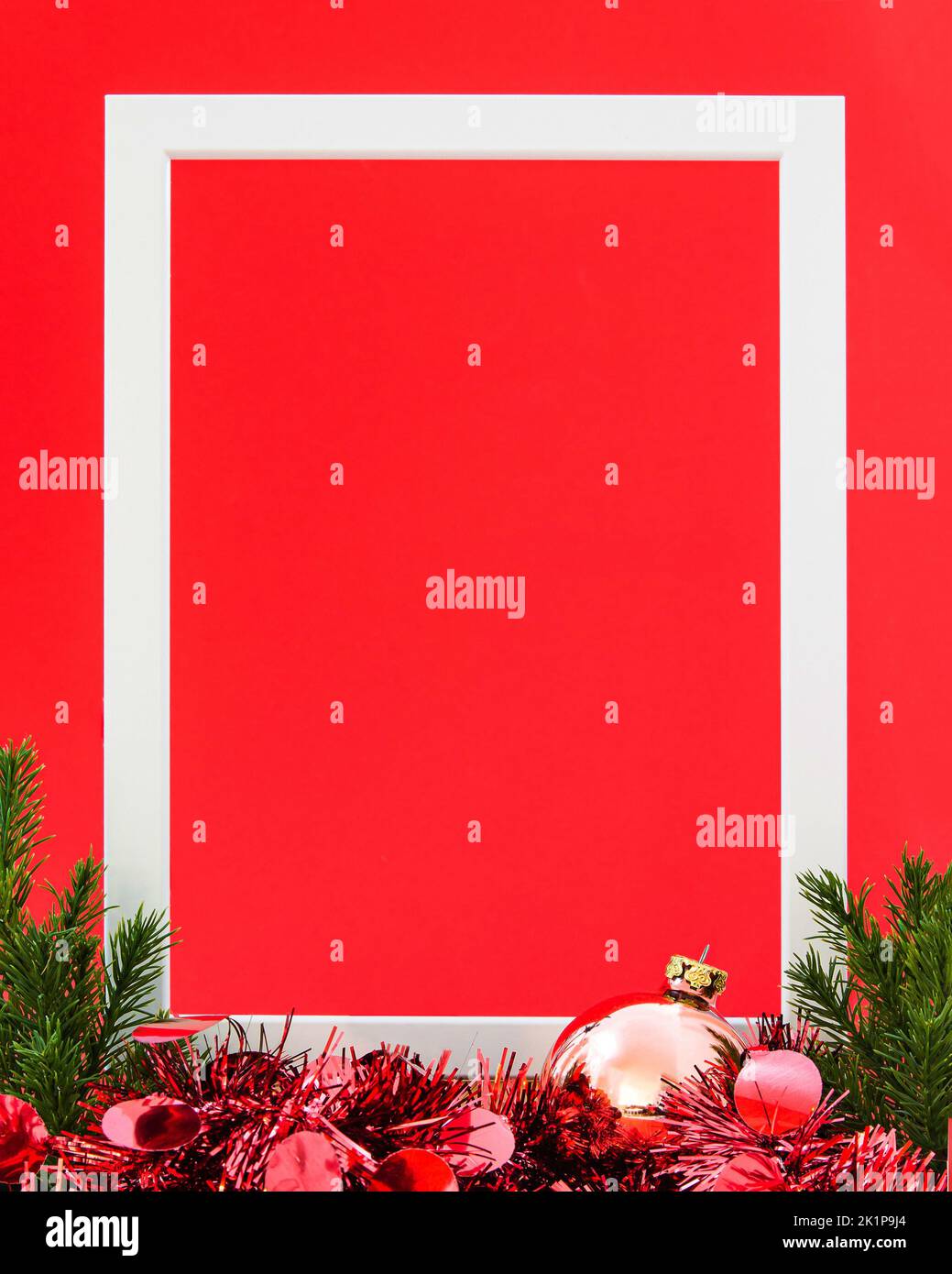 Banner rosso di Natale con cornice bianca, bauble, verde albero di Natale e decorazione. Concetto e idea. Foto Stock