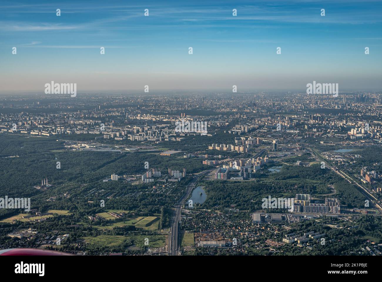 Foto aerea da aeroplano di città e cielo chiaro. Fotografie aeree di grande città da una finestra aereo. Vista sulla città moderna da aereo win Foto Stock