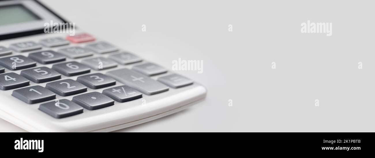 primo piano calcolatrice bianca su sfondo grigio per il concetto finanziario aziendale. concetto contabile e di audit. calcolo delle imposte, finanza o investimento conc Foto Stock