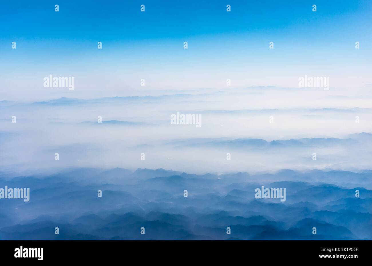 Diecimila metri di alta altitudine fotografia aerea di montagne continue e mare di nuvole Foto Stock