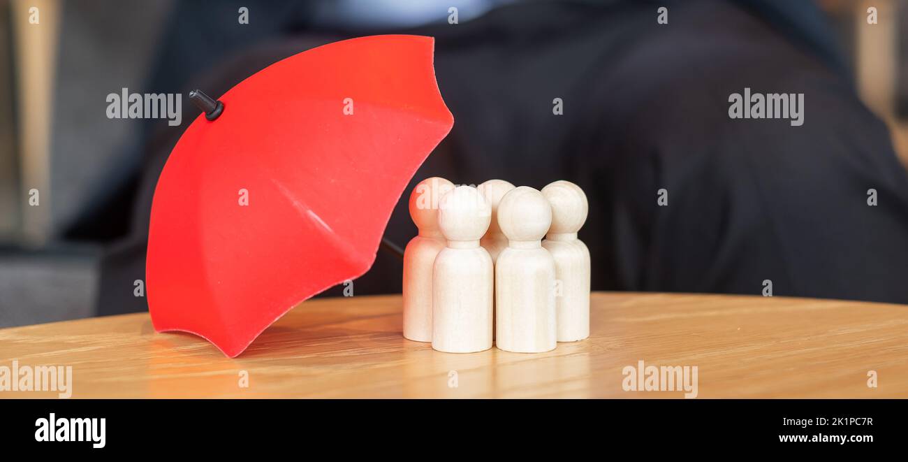 ombrello rosso coprire uomo di legno da folla di dipendenti. Persone, imprese, gestione delle risorse umane, assicurazione sulla vita e concetti di lavoro di squadra Foto Stock