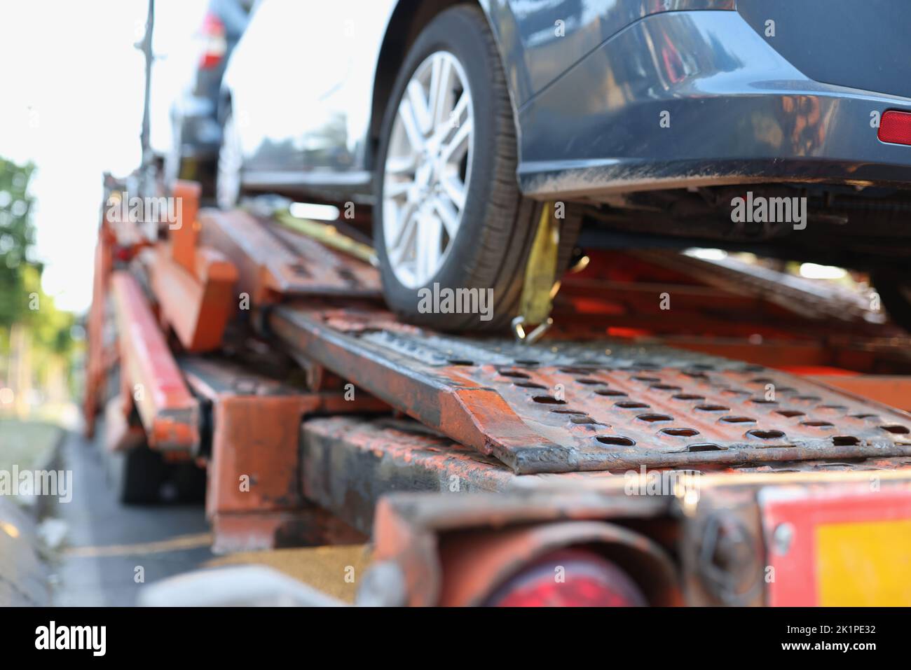 Soste auto rotte sulla chiusura del rimorchio Foto Stock