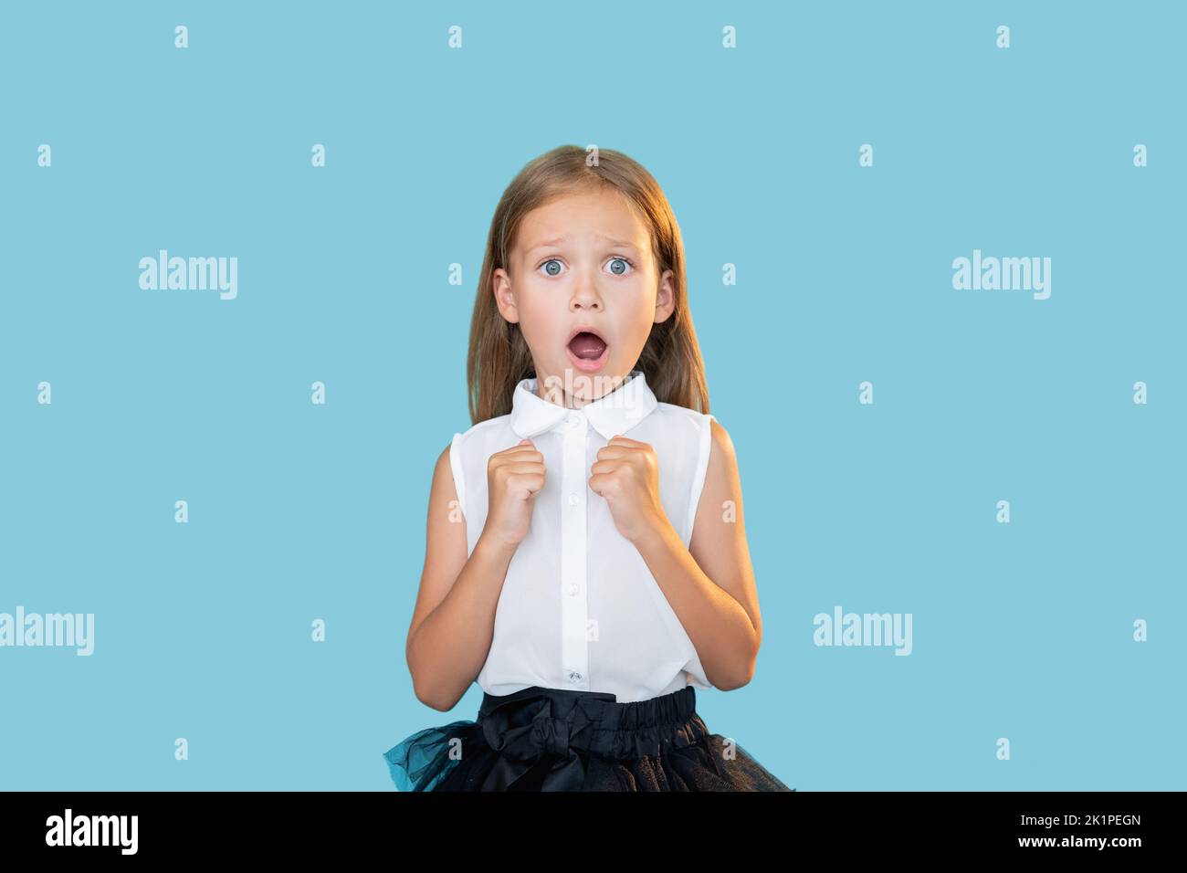 Bambino spaventato. Problema di ansia. Attacco di panico. Paura del fallimento. Ritratto di scioccato sopraffatta bambina in abito formale in piedi spaventato con aperto Foto Stock