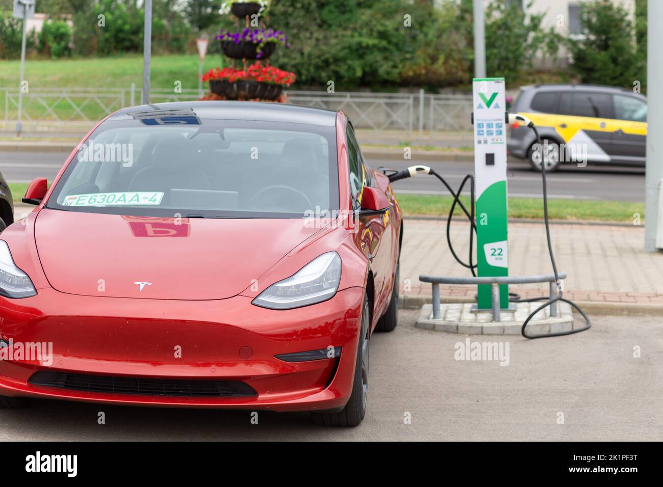 Grodno, Bielorussia - 09 settembre 2022: Tesla Model Y sul punto di ricarica 22W su Gorkogo st. - Stazione di ricarica per pendolari per il car sharing. Tecnologia di ricarica i Foto Stock