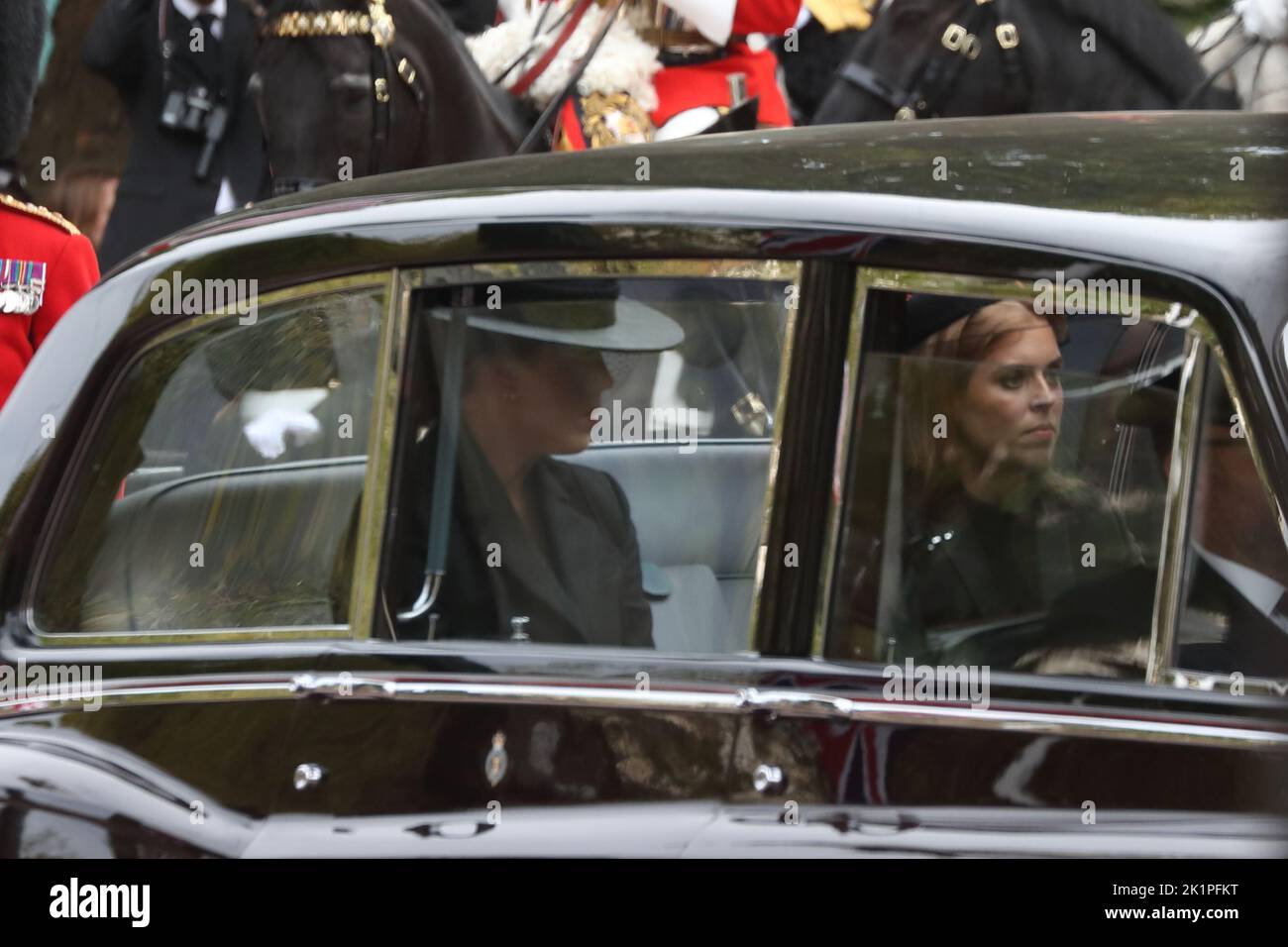 Londra, Regno Unito. 19th Set, 2022. La principessa Beatrice e la principessa Eugenie follow il corteo dei funerali della regina Elisabetta II Foto Stock